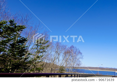 Scenery where you can see Shirarutoro swamp from Route 391, Hokkaido Shibecha Town, Eastern Hokkaido 90671639