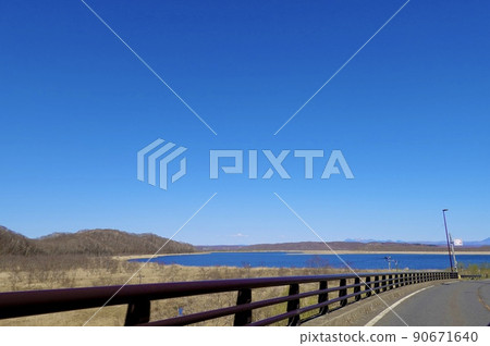 Scenery where you can see Shirarutoro swamp from Route 391, Hokkaido Shibecha Town, Eastern Hokkaido 90671640
