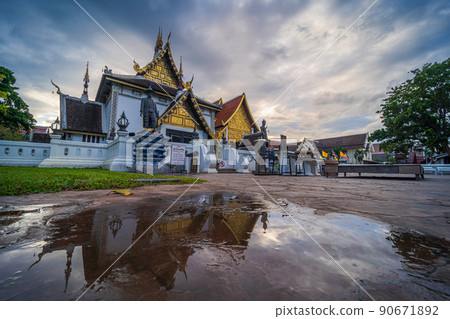 Wat Chedi Luang is a Buddhist temple in the historic centre and is a Buddhist temple is a major tourist attraction in Chiang Mai,Thailand.at twilight time blue sky clouds sunset background. Wat Chedi Luang is a Buddhist temple in the historic centre and is a Buddhist temple is a major tourist attraction in Chiang Mai,Thailand.at twilight time blue sky clouds sunset background. 90671892