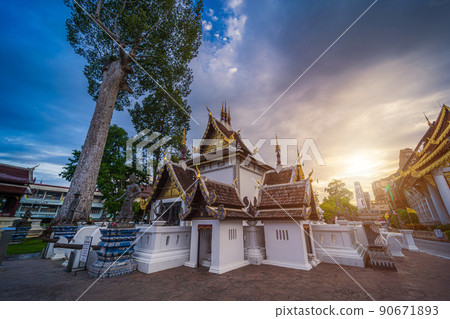 Wat Chedi Luang is a Buddhist temple in the historic centre and is a Buddhist temple is a major tourist attraction in Chiang Mai,Thailand.at twilight time blue sky clouds sunset background. 90671893