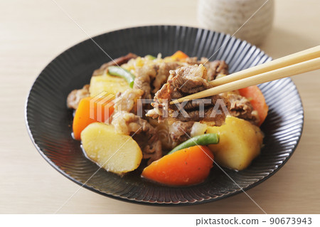 Nikujaga 用牛肉製成 90673943