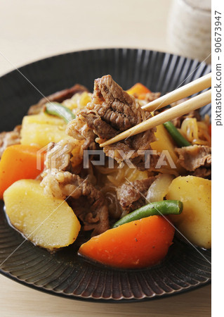 Nikujaga 用牛肉製成 90673947