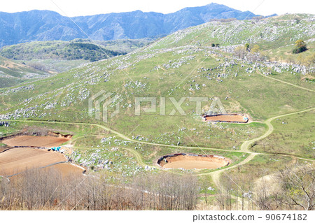 秋吉台喀斯特高原和多林耕地景觀 秋吉台喀斯特高原和多林耕地景觀 90674182
