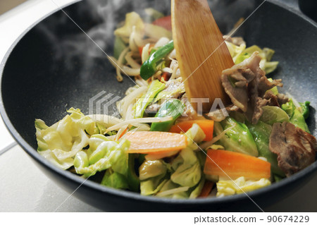 Scene of frying pork and vegetables in a frying pan 90674229