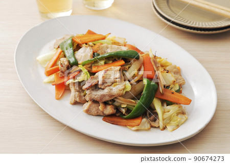 Stir-fried vegetables with pork loin 90674273