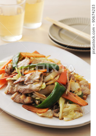 Stir-fried vegetables with pork loin 90674283