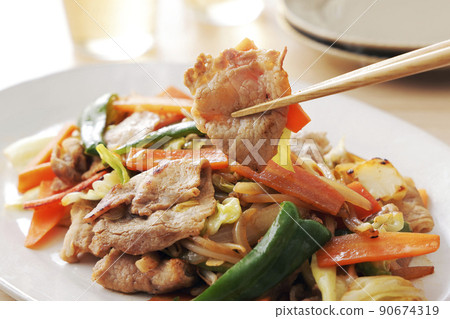 Stir-fried pork loin lifted with chopsticks 90674319