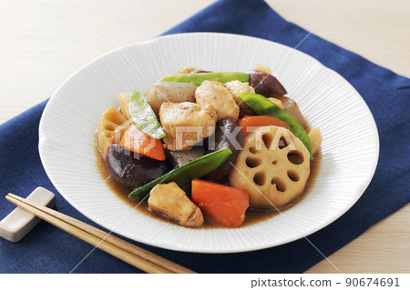 用香菇、雞肉和蔬菜烹製的菜餚 90674691