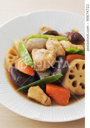 用香菇、雞肉和蔬菜烹製的菜餚 90674722