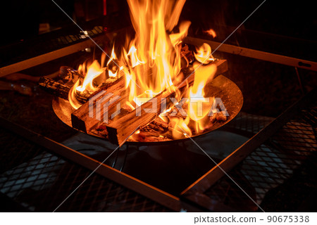 Bonfire at the campsite Bonfire at the campsite 90675338