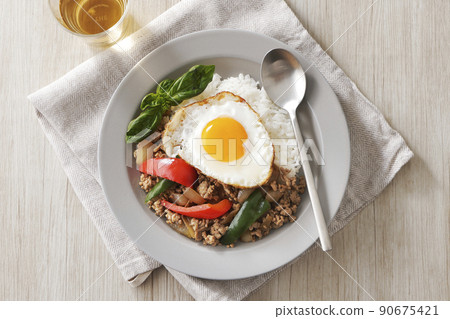 美味的加保飯配煎蛋 美味的加保飯配煎蛋 90675421