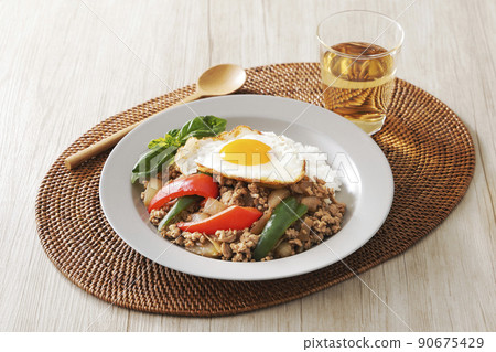 美味的加保飯配煎蛋 90675429