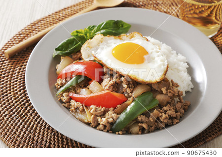 美味的加保飯配煎蛋 美味的加保飯配煎蛋 90675430