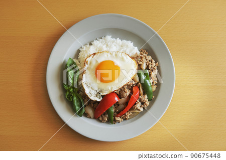 美味的加保飯配煎蛋 90675448