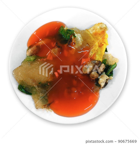 台灣小吃蚵仔煎在白色背景 90675669