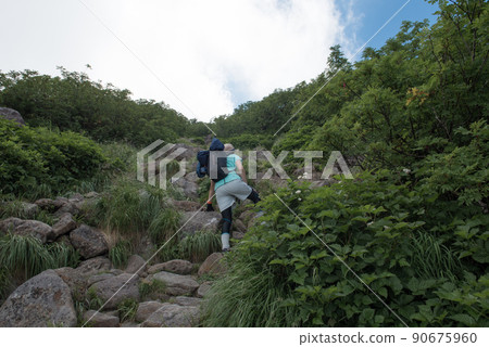 A view between Tengubara and Mt. Norikura on the route via Mt. Shirouma to Mt. Shirouma, one of the 100 famous mountains in Japan in Toyama Prefecture, Nagano Prefecture. 90675960