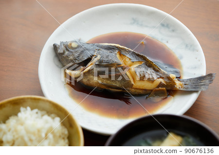 煮石斑魚、米飯和味噌湯 煮石斑魚、米飯和味噌湯 90676136