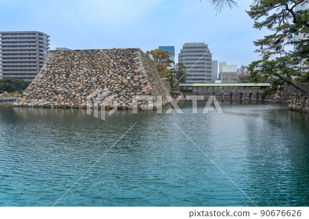 香川縣高松市高松城的鞘橋和天守閣石牆 香川縣高松市高松城的鞘橋和天守閣石牆 90676626