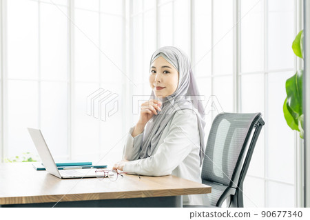 戴頭巾的女商人 90677340