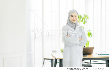 一個穿著白大褂、戴著頭巾的女人 90677350
