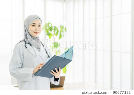 一個穿著白大褂、戴著頭巾的女人 一個穿著白大褂、戴著頭巾的女人 90677351
