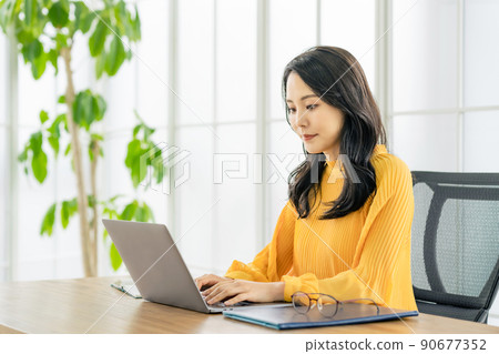 Business woman working in the office 90677352