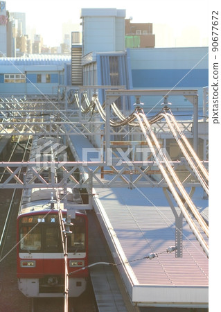 Train that stops at the station 90677672
