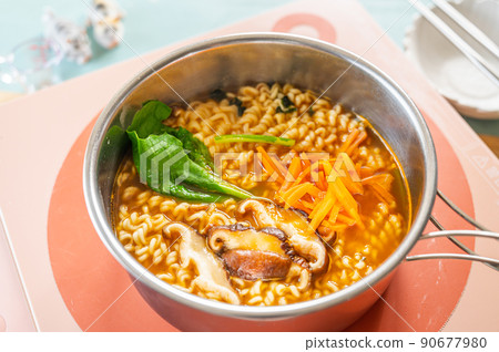 Making Korean instant noodles 90677980