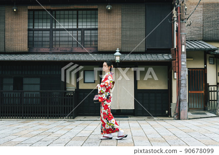一個穿著和服在京都散步的年輕女子 90678099