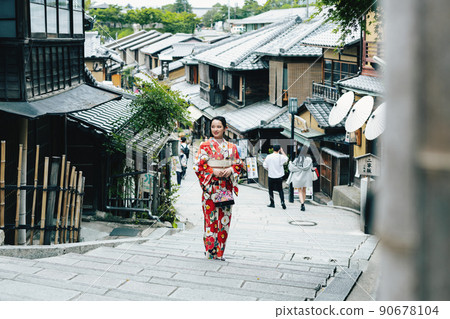 一個穿著和服的女人在二年坂走來走去 90678104