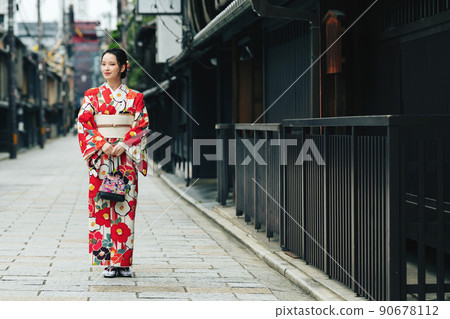 一個穿著和服在京都散步的年輕女子 一個穿著和服在京都散步的年輕女子 90678112