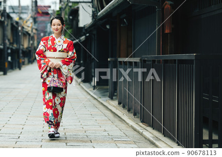 一個穿著和服在京都散步的年輕女子 90678113