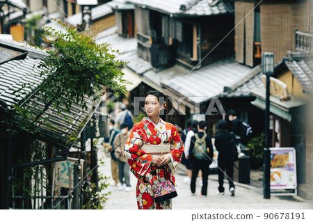 一個穿著和服的女人在二年坂走來走去 90678191