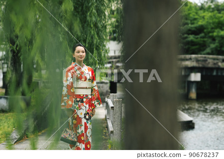 A young woman walking around Kyoto in a kimono 90678237
