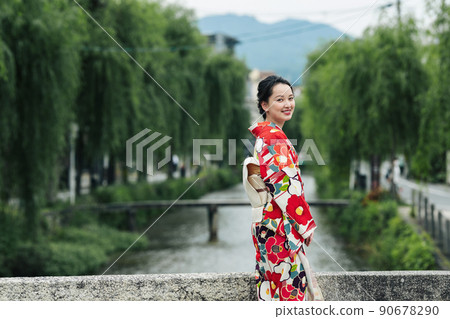 在白川古門前橋漫步的和服女子 90678290