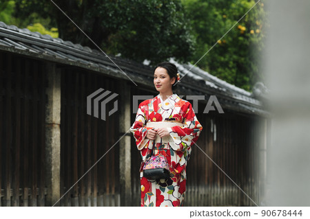 一個穿著和服在京都散步的年輕女子 90678444