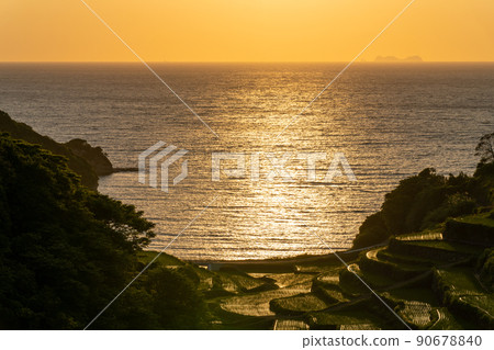 《Saga Prefecture》 A woman watching the sunset over the terraced rice fields of Hamanoura 《Saga Prefecture》 A woman watching the sunset over the terraced rice fields of Hamanoura 90678840