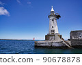白色防波堤燈塔 90678878