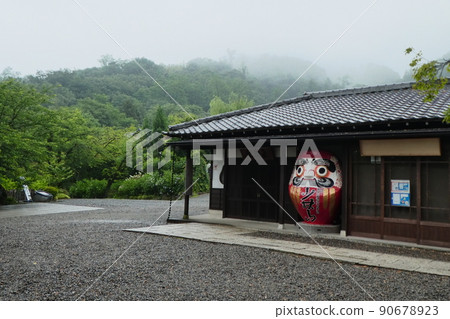 霧中的少林山達摩寺 霧中的少林山達摩寺 90678923