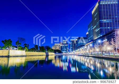 [東京都市風景]丸之內和皇居周邊的城市夜景 90678927
