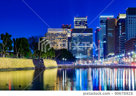 [東京都市風景]丸之內和皇居周邊的城市夜景 90678928