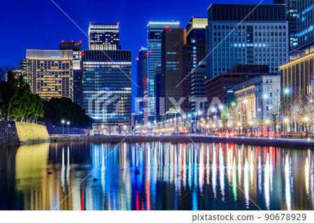 [Tokyo cityscape] Night view of the city around Marunouchi and the Imperial Palace 90678929