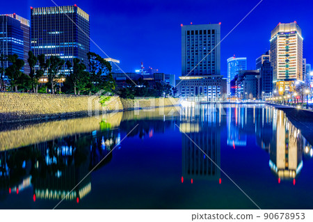 [Tokyo cityscape] Night view of the city around Marunouchi and the Imperial Palace 90678953