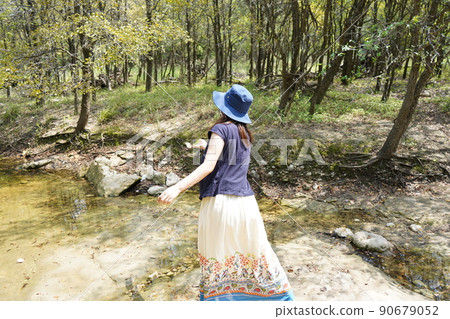 在德克薩斯州聖安東尼奧河玩耍 90679052