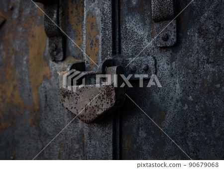 堅固而大的舊生鏽鎖 90679068