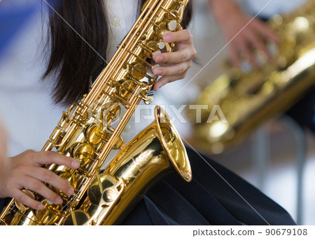 Girl playing the saxophone 90679108