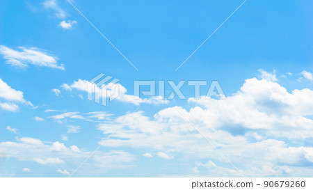 六月整個初夏的天空和雲彩展開 上部複製空間邊距 90679260