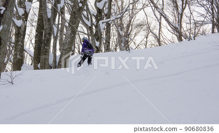 長野縣北安曇野郡小谷村白馬科爾蒂納滑雪場的單板滑雪者 長野縣北安曇野郡小谷村白馬科爾蒂納滑雪場的單板滑雪者 90680836
