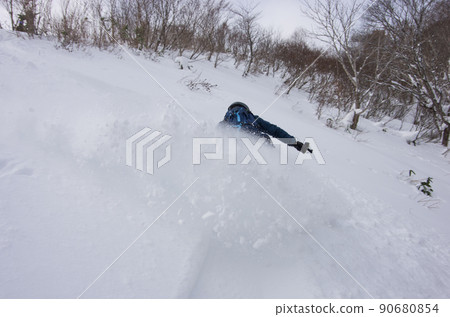 長野縣北安曇野郡小谷村白馬科爾蒂納滑雪場的單板滑雪者 90680854