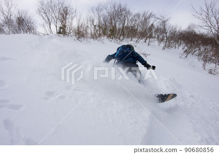 長野縣北安曇野郡小谷村白馬科爾蒂納滑雪場的單板滑雪者 90680856